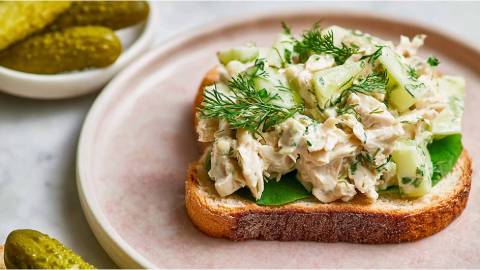 Teller mit Toast mit Gewürzgurken-Hähnchensalat 