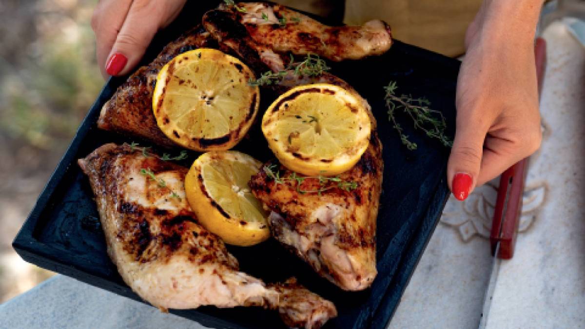 Tablett mit Hähnchenschenkel mit gegrillter Zitrone