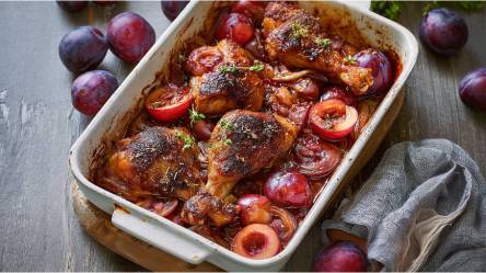 Auflaufform mit Hähnchenschenkel mit Sumach-Pflaumen