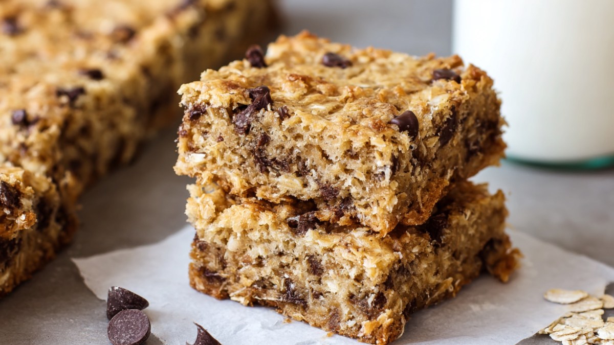 Zwei Haferflocken-Kokos-Schnitten übereinander.