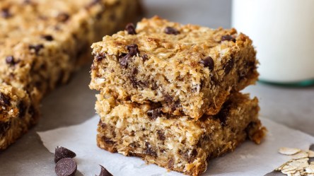 Zwei Haferflocken-Kokos-Schnitten übereinander.