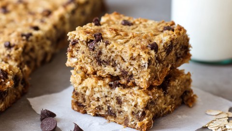 Zwei Haferflocken-Kokos-Schnitten übereinander.