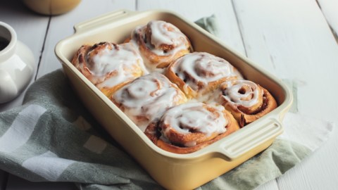 Sechs Hefeschnecken mit Bier-Mandel-Füllung in einer Auflaufform.