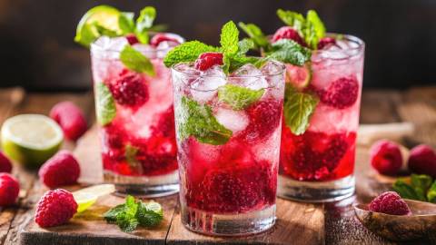 3 Gläser Himbeer-Mojito auf einem Tisch