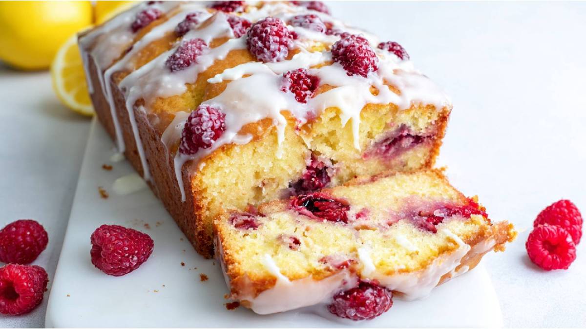 Himbeer-Zitronenkuchen aus der Kastenform auf einem Küchenbrett