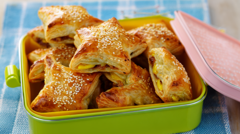 Eine Brotdose gefüllt mit Hot Dog-Sternen. Der Deckel liegt daneben.