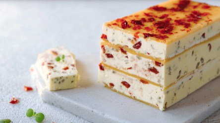 Eine Käseterrine mit Paprika.