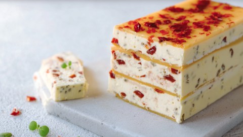 Eine Käseterrine mit Paprika.