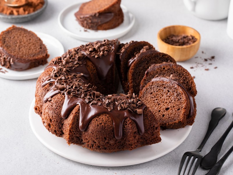 Ein angeschnittener Kefir-Schokokuchen mit Schokoglasur.