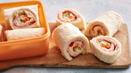 Kinder-Sushi in und neben einer Lunchbox.