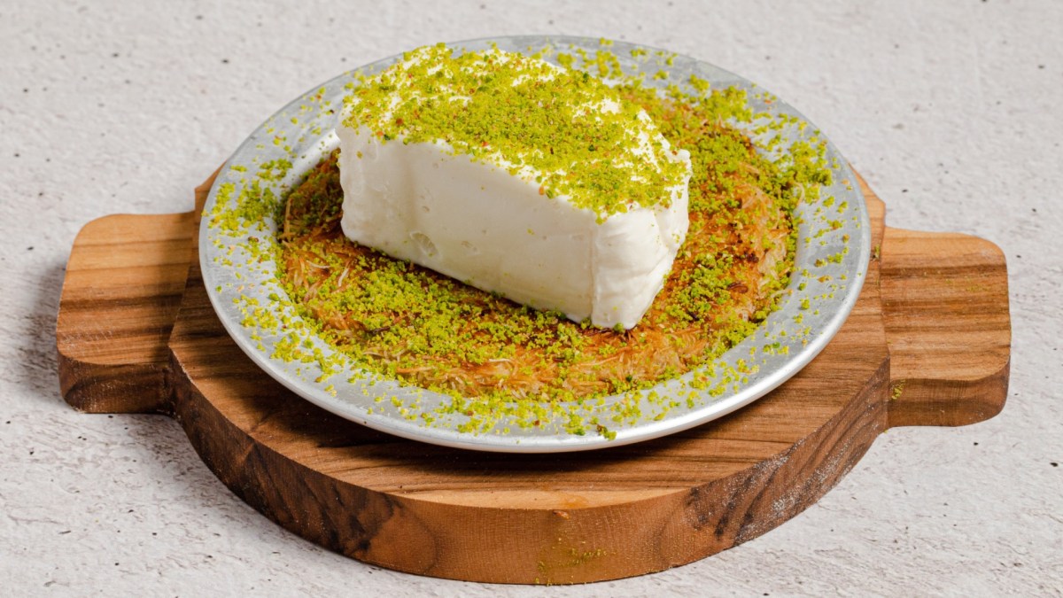 Maraş Dondurması auf einem Teller mit gemahlenen Pistazien.