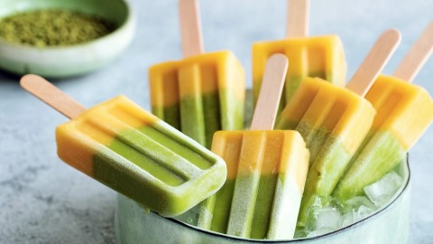 Mehre Matcha-Mango-Eise am Stiel in einer Schüssel.