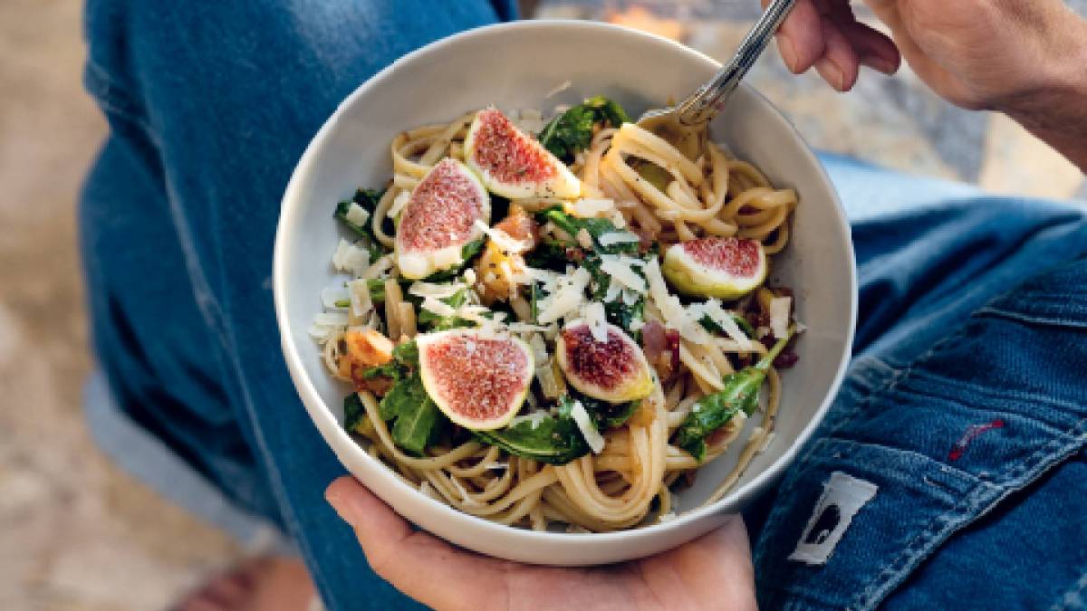 Teller mit Pasta mit Rucola und Feigen