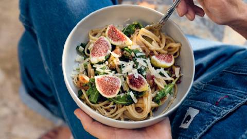 Teller mit Pasta mit Rucola und Feigen