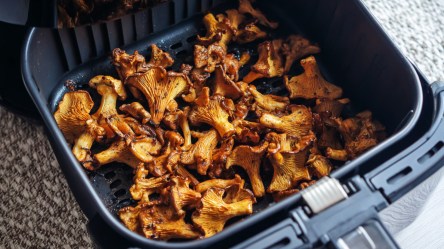 Pfifferlinge in einem Airfryerkorb.