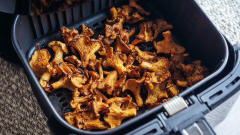 Pfifferlinge in einem Airfryerkorb.