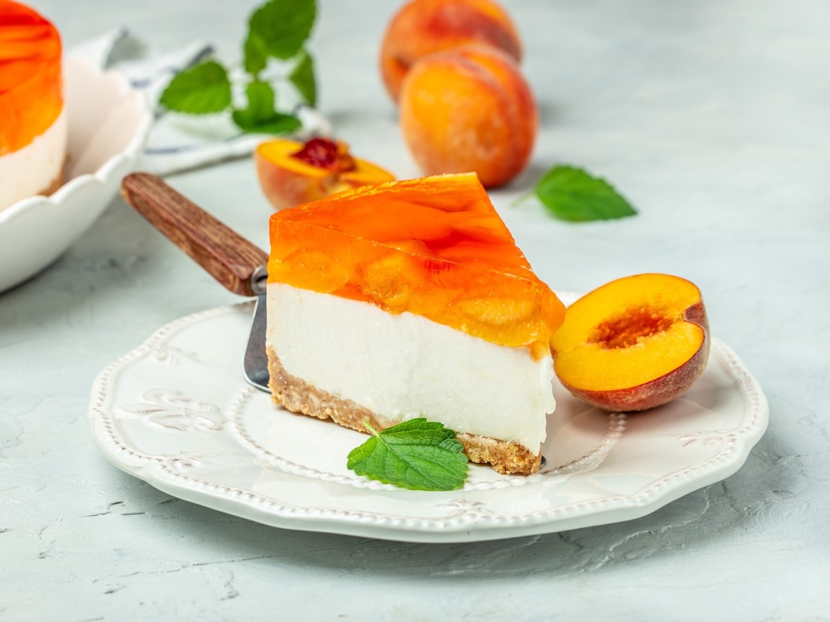 Ein Stück Pfirsich-Mascarpone-Kuchen ohne Backen.