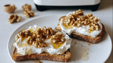 Teller mit zwei Scheiben Ricotta-Honig-Toast