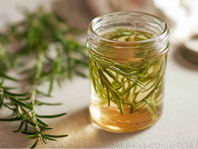 Glas mit Rosmarin-Sirup