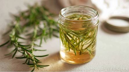 Glas mit Rosmarin-Sirup