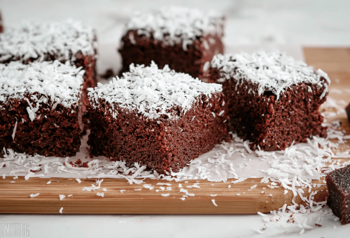 Einige Stücke Skúffukaka, ein isländischer Schokokuchen mit Lakritz.
