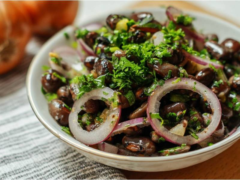 Schale mit Steirischem Käferbohnensalat: