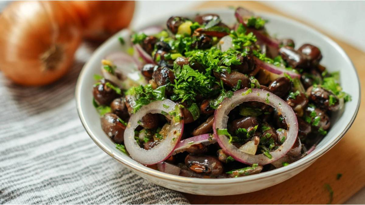 Schale mit Steirischem Käferbohnensalat: