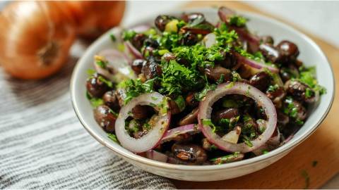 Schale mit Steirischem Käferbohnensalat: