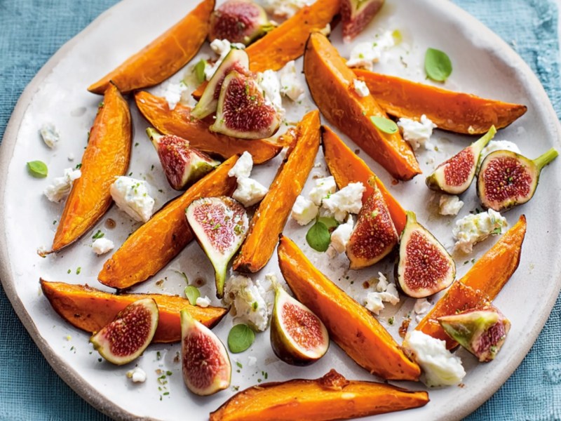 Süßkartoffel-Wedges mit Feigen und Ziegenkäse: auf einem Teller.