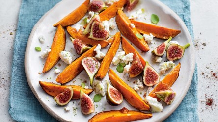 Süßkartoffel-Wedges mit Feigen und Ziegenkäse: auf einem Teller.
