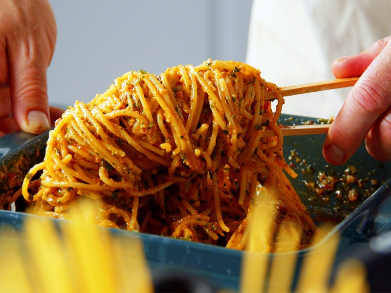 Butter-Knoblauch-Pasta in einer Schale