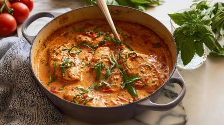 Topf mit Tomate-Basilikum-Hähnchen