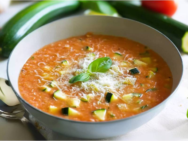 Schale mit Geröstete Tomaten-Zucchini-Suppe