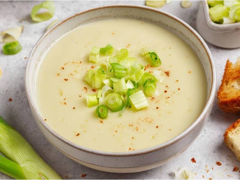 Schale mit Vichyssoise, geröstetes Brot daneben