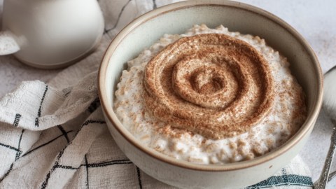 Eine Schale mit Zimtschnecken-Porridge.