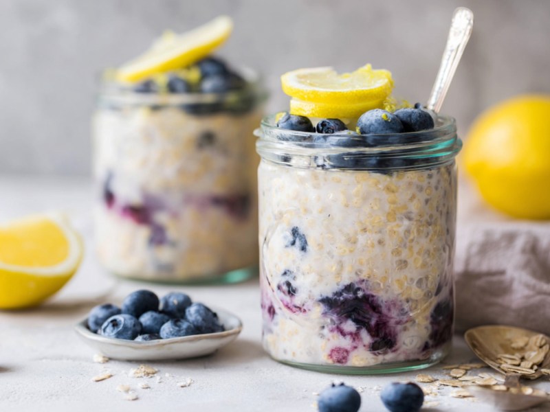 Zwei Gläser Zitronen Blaubeer Overnight Oats.