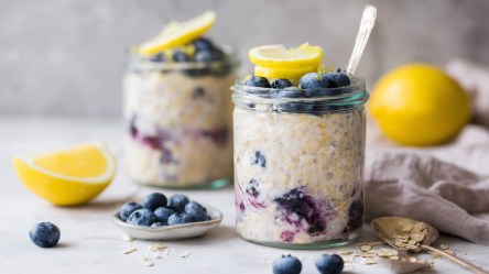 Zwei Gläser Zitronen Blaubeer Overnight Oats.