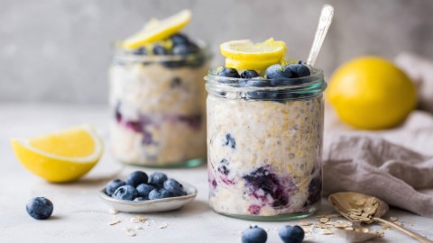 Zwei Gläser Zitronen Blaubeer Overnight Oats.