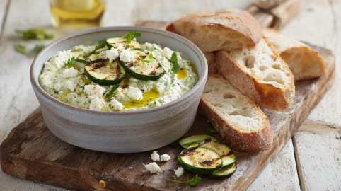 Eine Schale Zucchini-Feta-Aufstrich.