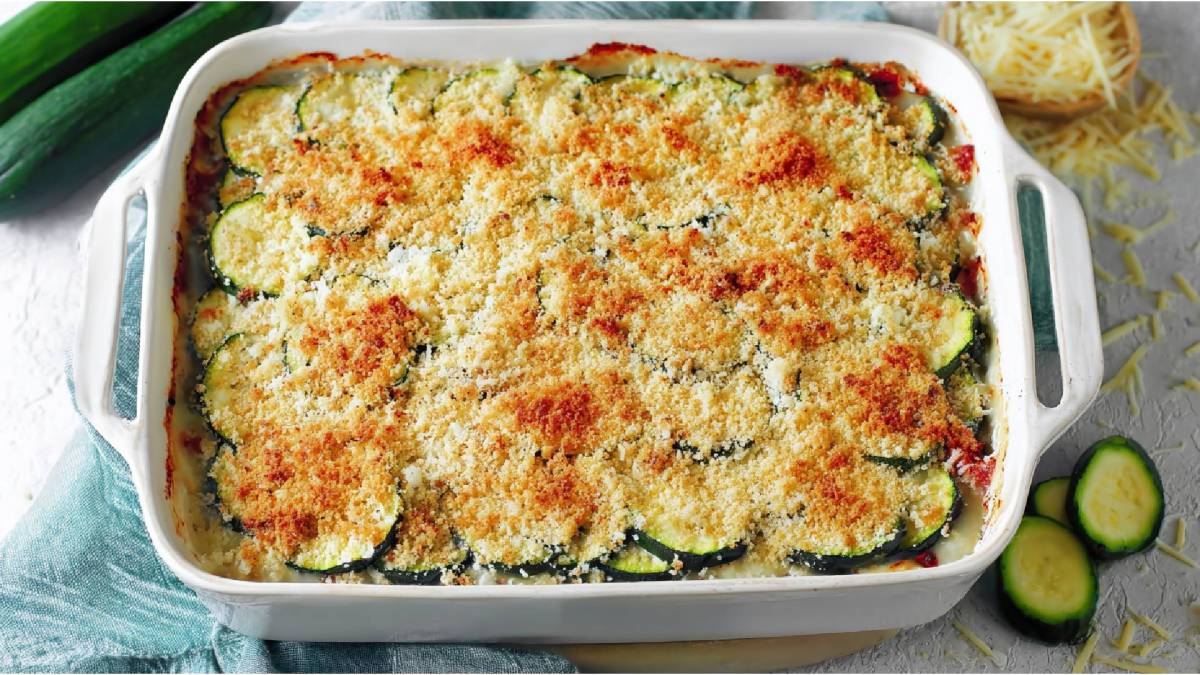 Auflaufform mit Zucchini-Gratin mit Béchamelsoße und Panko-Parmesanhaube