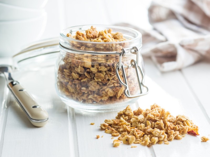 Apfel-Granola in einem Einmachglas.
