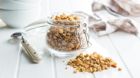 Apfel-Granola in einem Einmachglas.