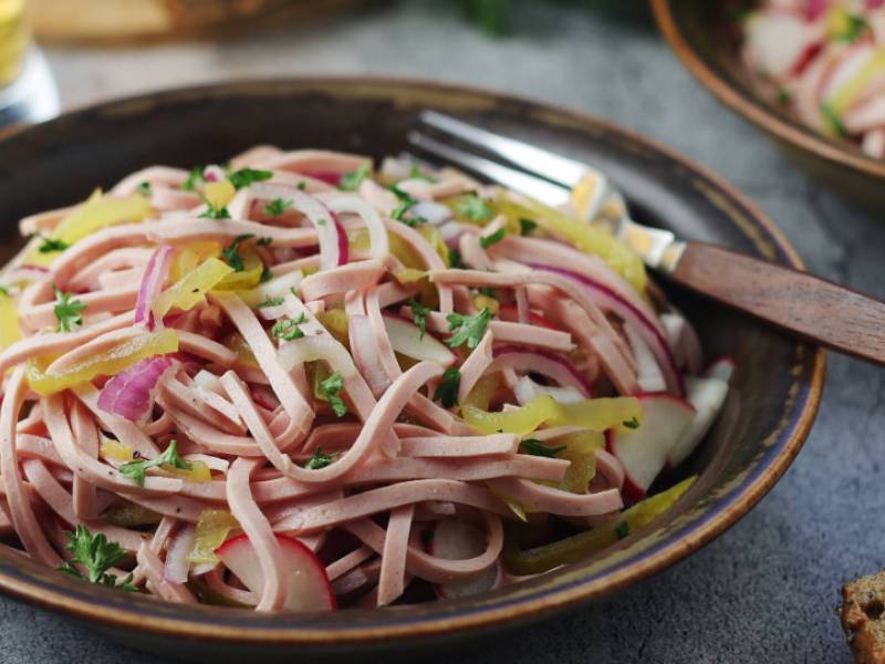 Teller mit bayerischem Wurstsalat