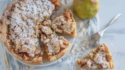 angeschnittener Birnenkuchen mit Marzipanstreuseln auf einem Tisch