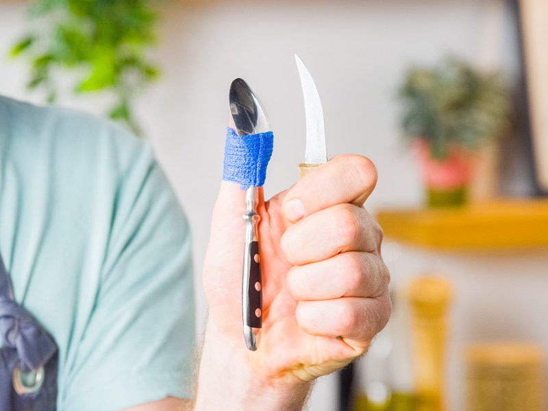 Bohnen schneiden: ein Koch präsentiert einen Trick.