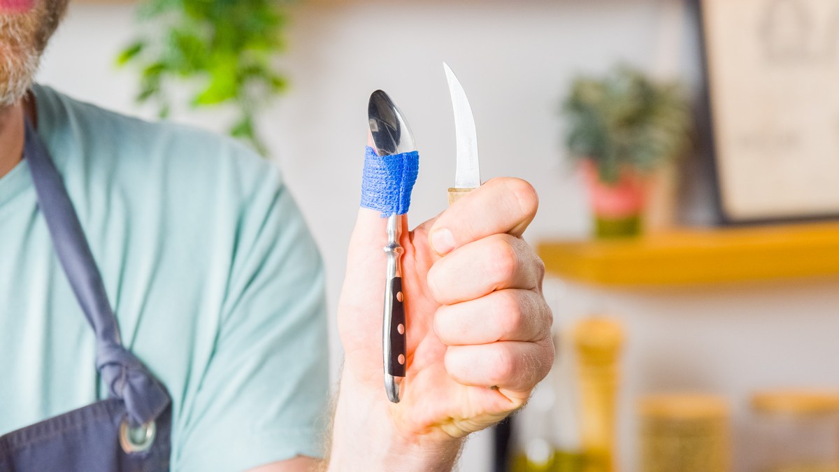 Bohnen schneiden: ein Koch präsentiert einen Trick.