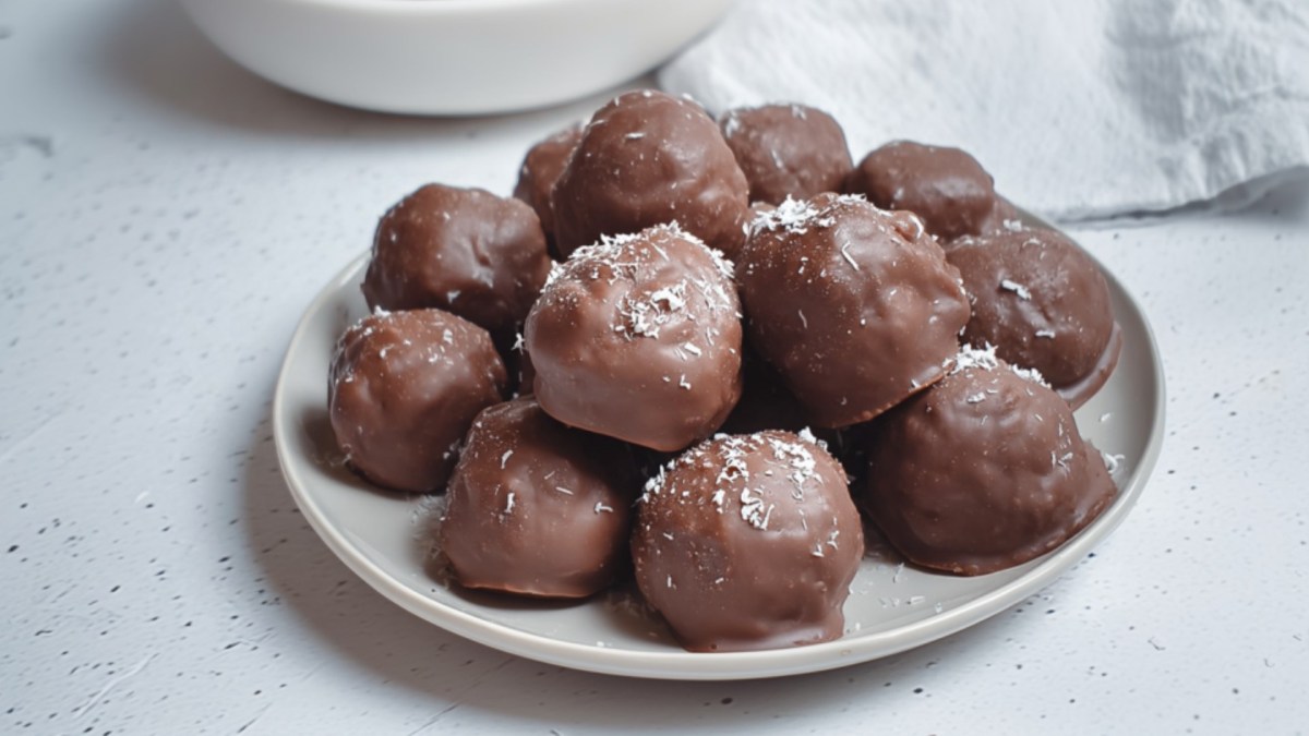 Ein Stapel Bounty-Kugeln auf einem Teller.