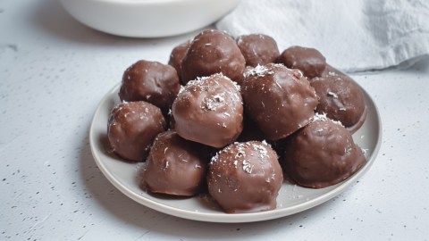 Ein Stapel Bounty-Kugeln auf einem Teller.