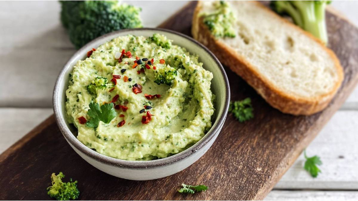 Schale mit einem Brotaufstrich aus Brokkolistrunk, Brot daneben
