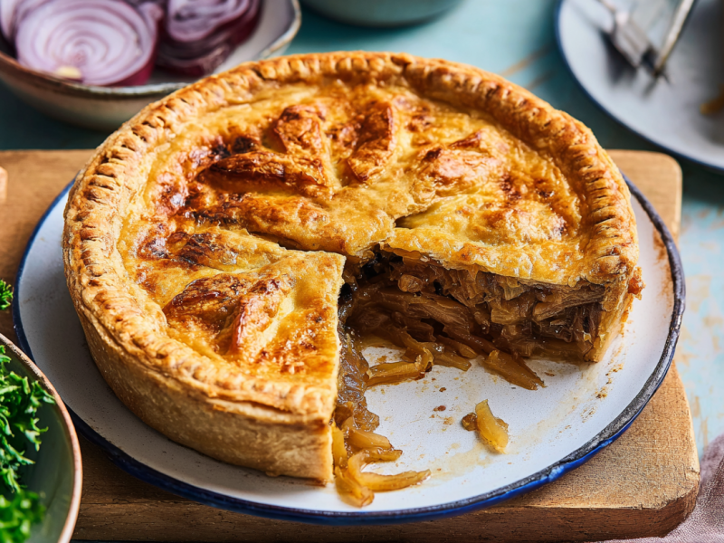 Ein Cheddar-Pie mit karamellisierten Zwiebeln.